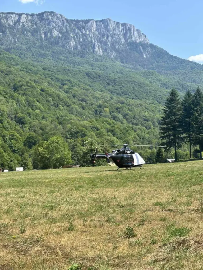 Helikopter Vlade RS s kojim je Minić stigao na Tjentište