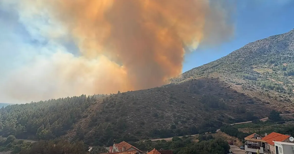 Ogroman požar izbio na Hvaru, gase ga sve raspoložive snage. Vatru širi jaka bura