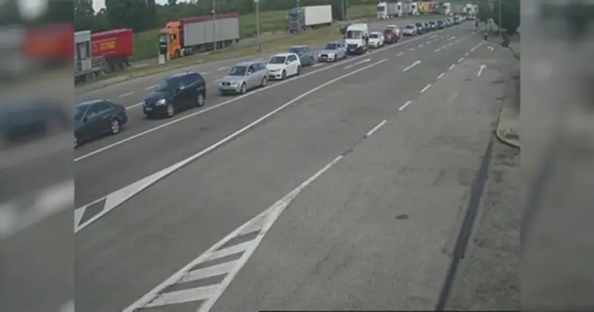 Kolona vozila na GP Izačić