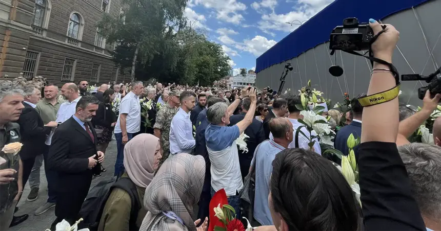 Kolona sa posmrtnim ostacima žrtava genocida zastala u Sarajevu