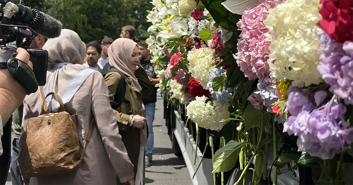 Kolona sa posmrtnim ostacima žrtava genocida zastala u Sarajevu pa nastavila prema Potočarima