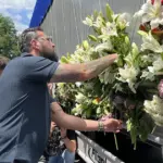 Kolona sa posmrtnim ostacima žrtava genocida zastala u Sarajevu (Foto: D. Begović/Fokus)