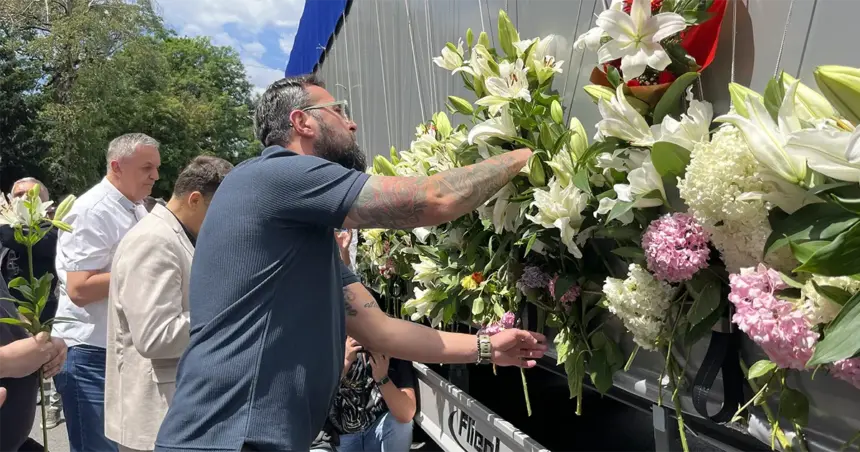 Kolona sa posmrtnim ostacima žrtava genocida zastala u Sarajevu (Foto: D. Begović/Fokus)