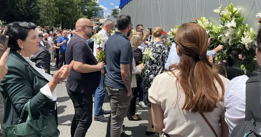 Kolona sa posmrtnim ostacima žrtava genocida zastala u Sarajevu (Foto: D. Begović/Fokus)