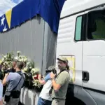 Kolona sa posmrtnim ostacima žrtava genocida zastala u Sarajevu (Foto: D. Begović/Fokus)