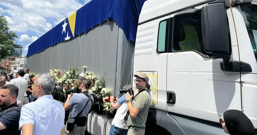 Kolona sa posmrtnim ostacima žrtava genocida zastala u Sarajevu (Foto: D. Begović/Fokus)