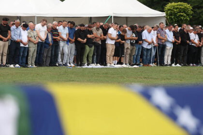 Bijeli nišani kao opomena - U Kozarcu klanjana dženaza za pet žrtava ubijenih 1992. godine