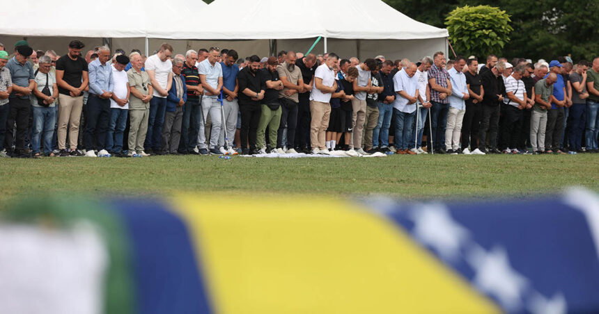 Bijeli nišani kao opomena - U Kozarcu klanjana dženaza za pet žrtava ubijenih 1992. godine