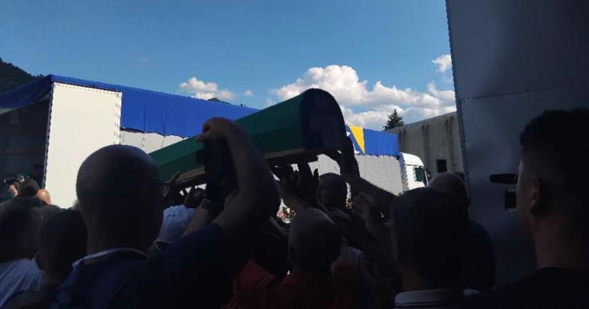 Na rukama najmilijih, tabuti deset žrtava genocida preneseni na Musallu