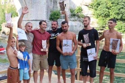 460. Skokovi sa Starog mosta