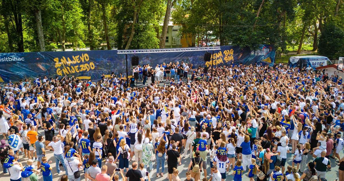 Herojski doček za dva Zmaja u Bihaću, okupili se brojni građani