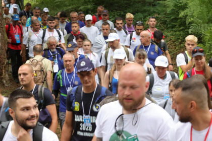 Hiljade učesnika krenule iz Nezuka na Marš mira