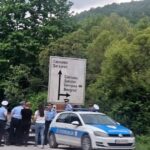 Policija pregovara sa muškarcem koji odbija da siđe sa drveta