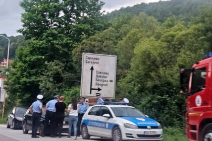 Policija pregovara sa muškarcem koji odbija da siđe sa drveta
