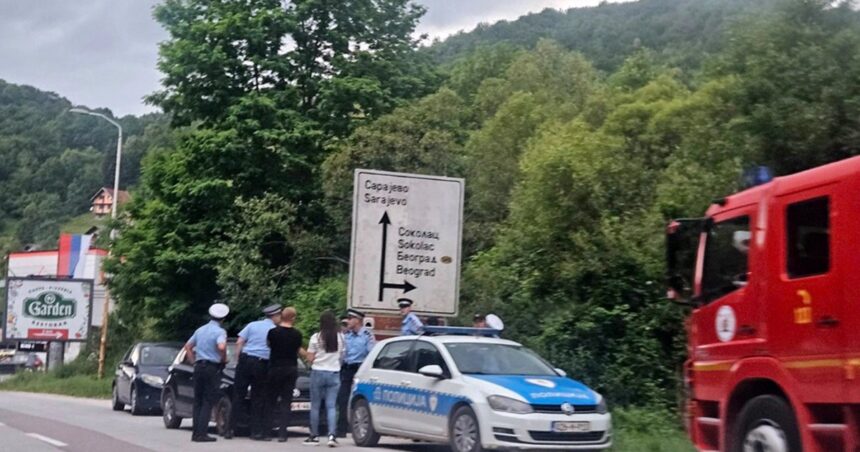 Policija pregovara sa muškarcem koji odbija da siđe sa drveta