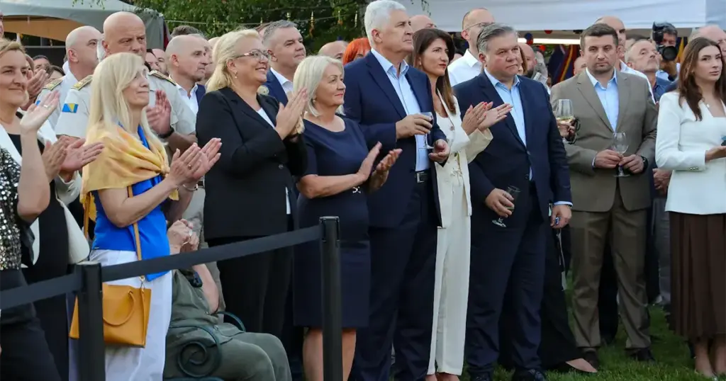 Zvanice na prijemu u Ambasadi
