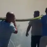 Mještani zajedno sa vatrogascima brane kuće i vikendice