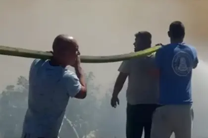 Mještani zajedno sa vatrogascima brane kuće i vikendice