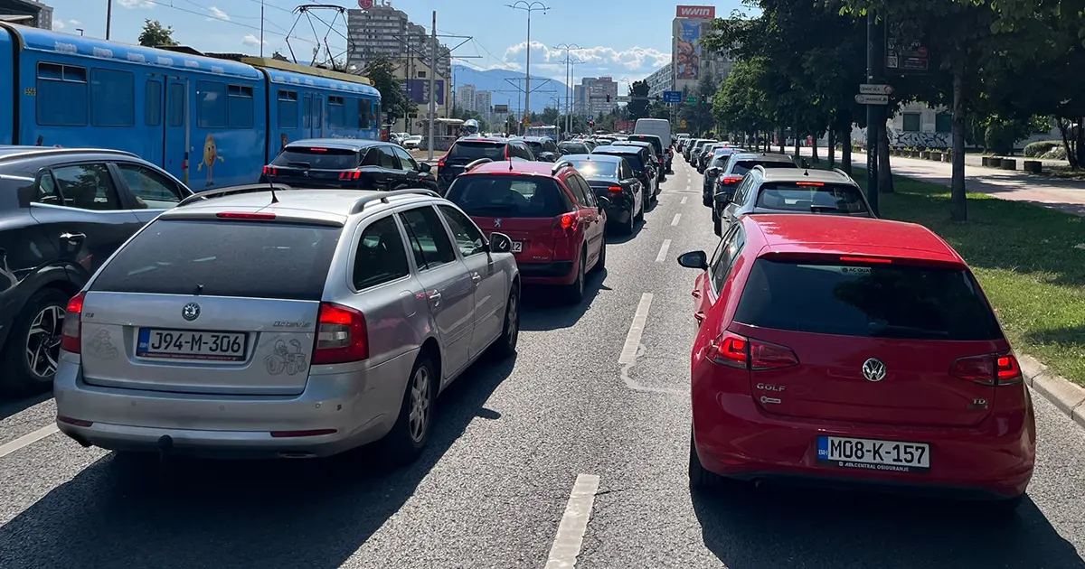 Jedna osoba povrijeđena: Udes u Sarajevu paralizovao cijeli grad, kolone vozila su nepregledne