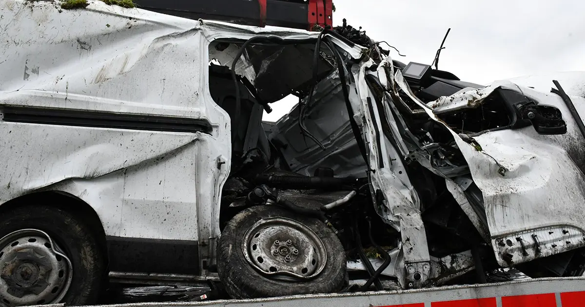 Automobil “zastava” se zabio u kombi, poginuo vozač. Još sedam osoba povrijeđeno