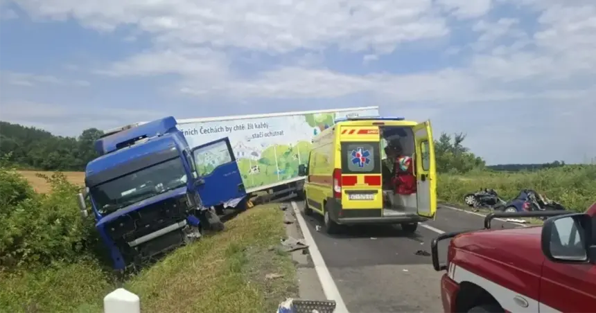 Stravičan sudar automobila i kamiona