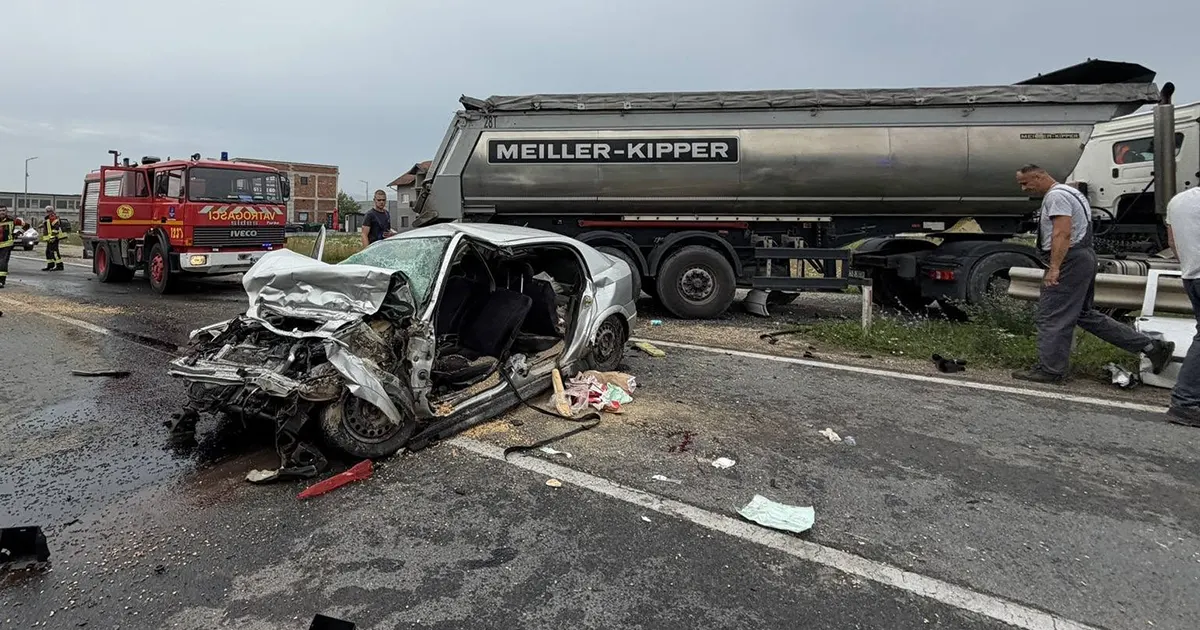 Teška nesreća na M-4: Auto potpuno uništeno u sudaru s kamionom, vozača izvlačili vatrogasci