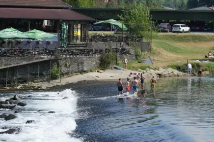 Banja Luka: Osvježenje od visokih temperatura mnogi su potražili na kupalištu Slap