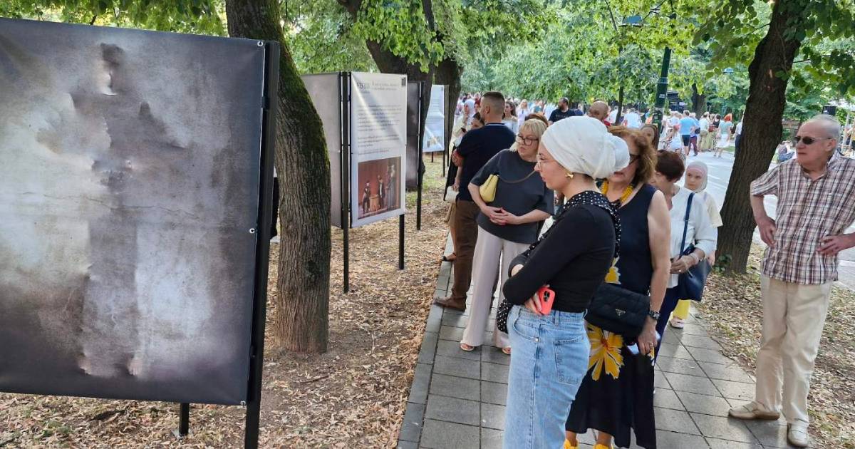 Na Vilsonovom šetalištu otvorena izložba “Sjećanja pozorišnih kostima”