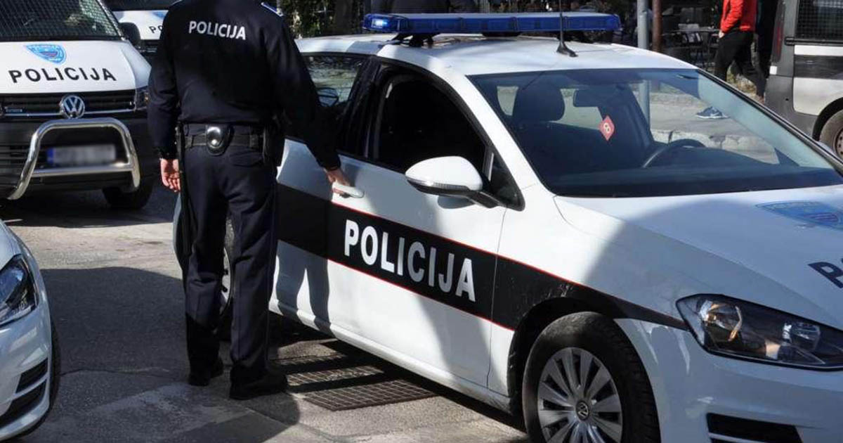 Maloljetnik pao s prtljažnika BMW-a, udario glavom u asfalt i preminuo. Vozač ide u pritvor
