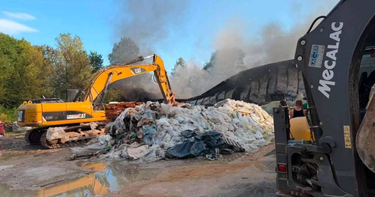 Vatrogasci ugasili veliki požar u Grudama, bageri već na požarištu