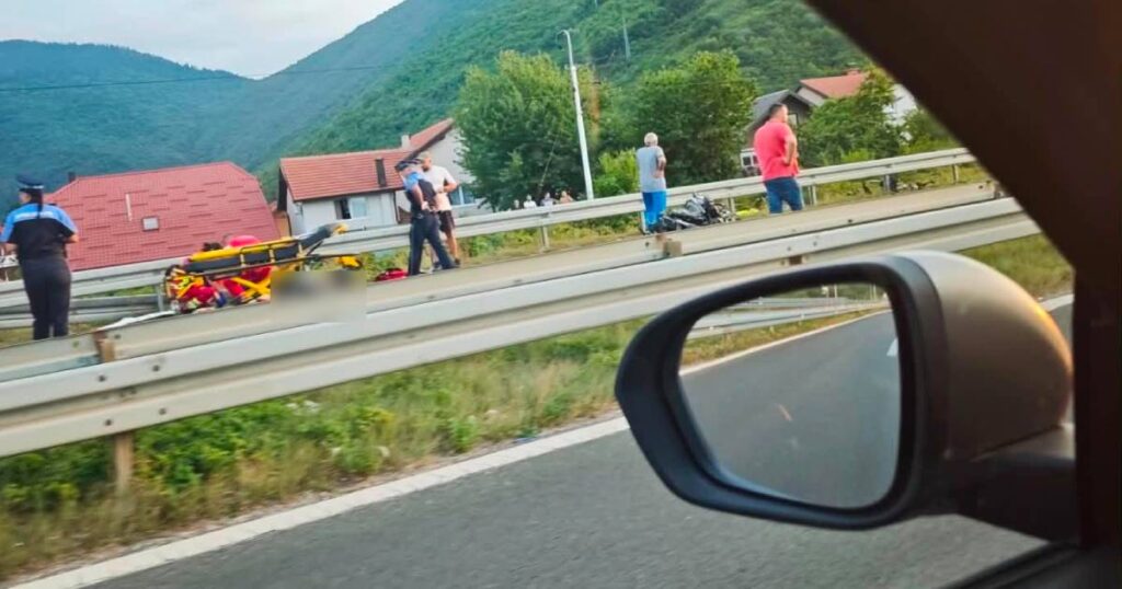 Motociklista poginuo u teškoj nesreći, saobraćaj na M-17 potpuno obustavljen Motociklista poginuo u teškoj nesreći, saobraćaj na M-17 potpuno obustavljen