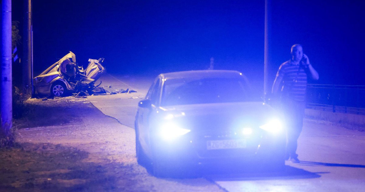 Auto prepolovljen: Troje mrtvih, dvoje umrlo u bolnici. Među njima vozačica