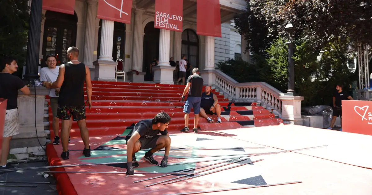 Postavljen crveni tepih: Sve je spremno za početak 32. Sarajevo Film Festivala