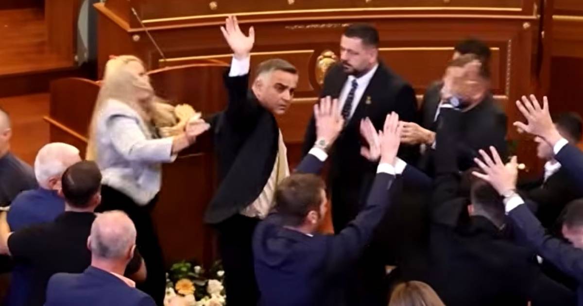 Burno u Skupštini Kosova: Kurtija gađali jajima, sjednica ponovo prekinuta
