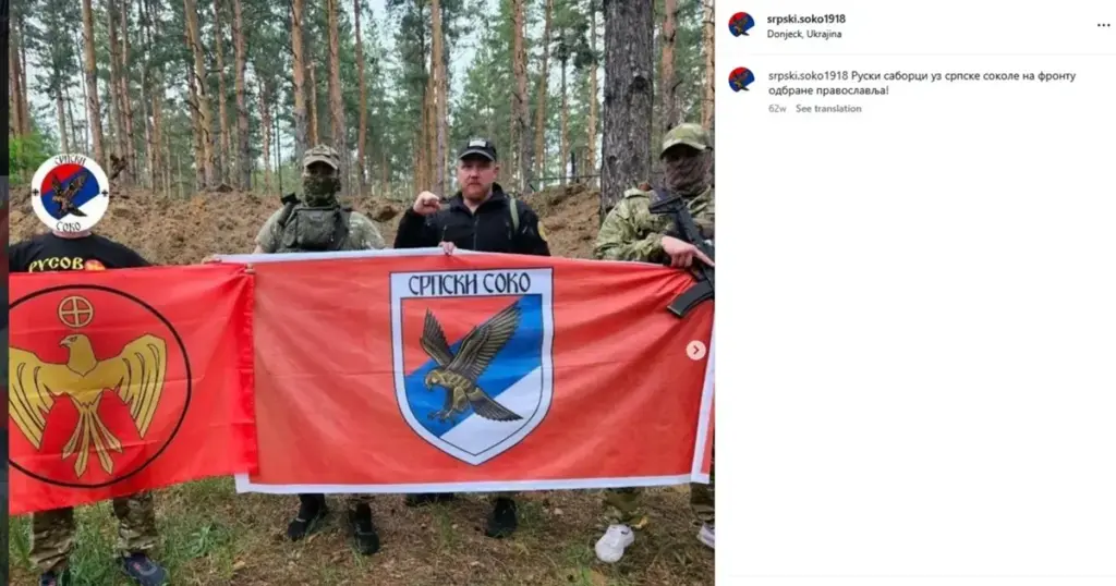 Andrej Rodionov (treći slijeva) sa obilježjem ultradesničarske grupe "Srpski soko"