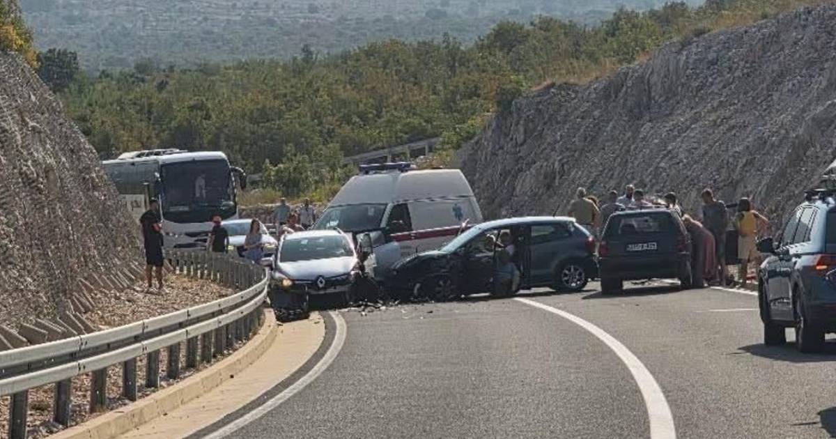 Više povrijeđenih u sudaru tri automobila na magistrali, saobraćaj blokiran
