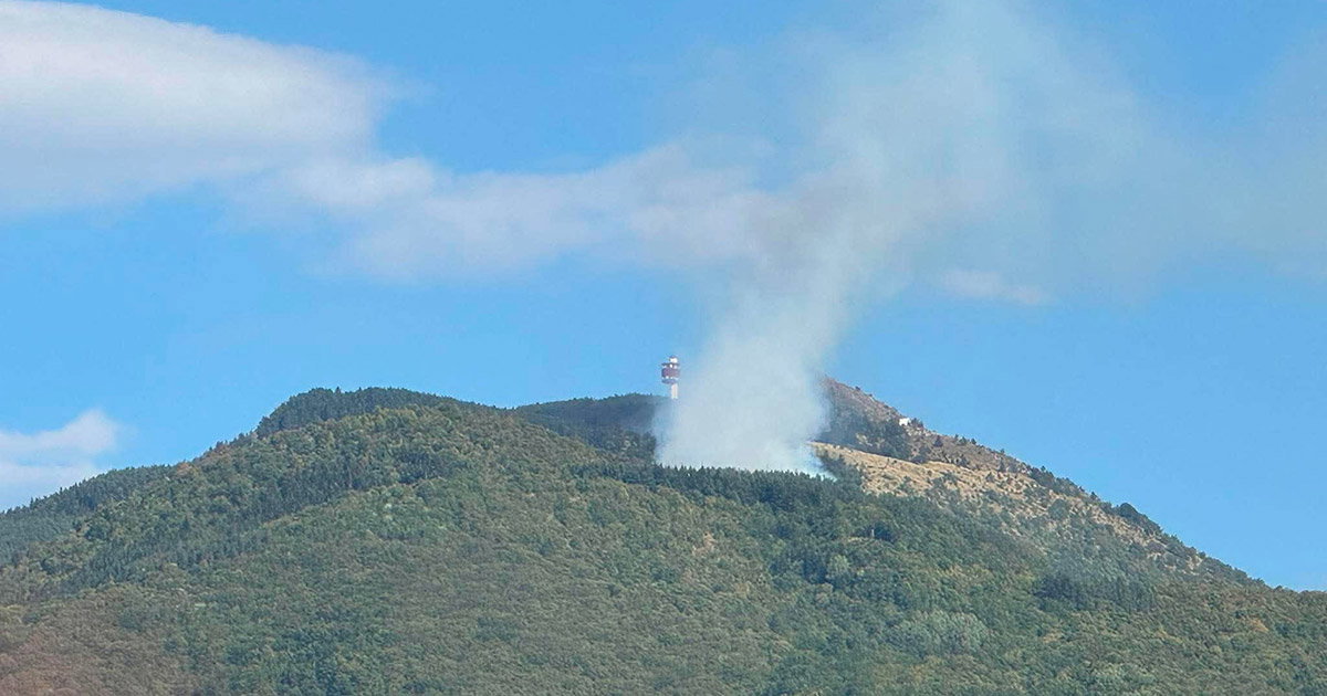 Požar na Trebeviću: Dim se vidi iz Sarajeva, vatrogasci na terenu