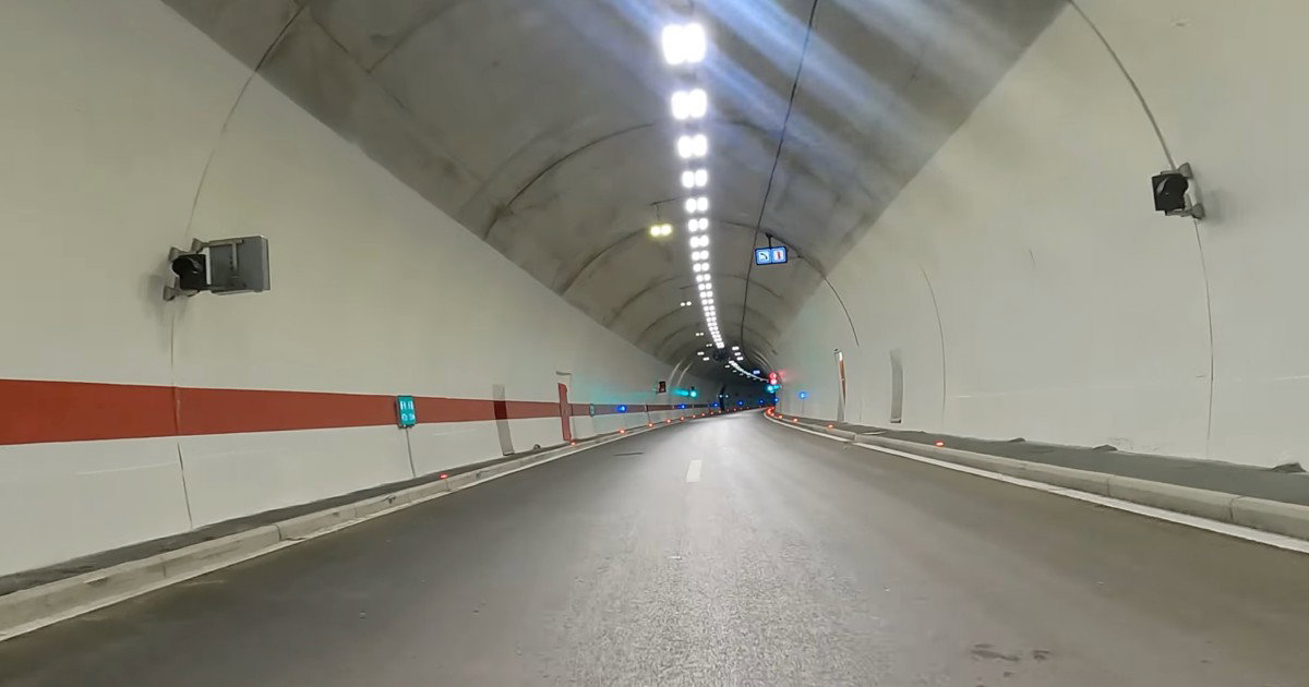 Automobil sletio s ceste kod tunela Hercegovina, obustavljen saobraćaj