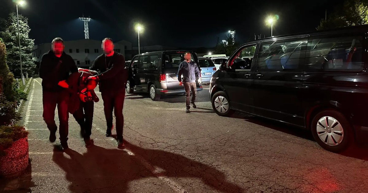 Upućen prijedlog za pritvor tri osobe uhapšene zbog tone droge vrijedne deset miliona maraka Upućen prijedlog za pritvor tri osobe uhapšene zbog tone droge vrijedne deset miliona maraka
