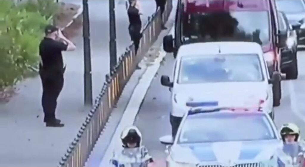 Srbijanska policija salutira zločincu