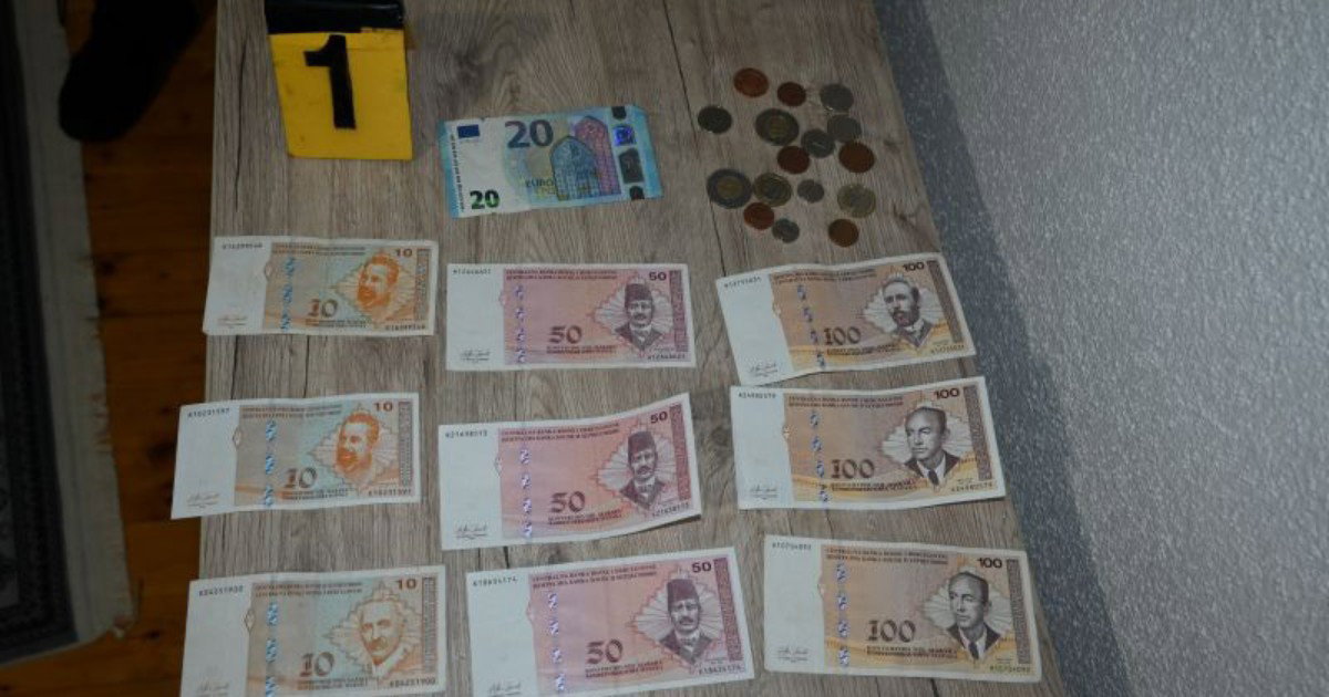 Dva mladića opljačkala benzinsku pumpu, uhapšeni su Dva mladića opljačkala benzinsku pumpu, uhapšeni su