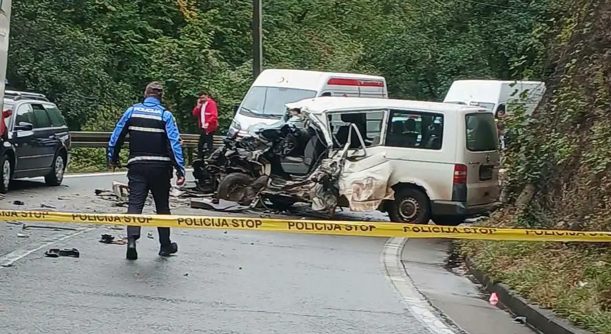 Dvije teške nesreće dogodile se jutros: Sudarilo se šest vozila, više osoba prevezeno u bolnicu Dvije teške nesreće dogodile se jutros: Sudarilo se šest vozila, više osoba prevezeno u bolnicu