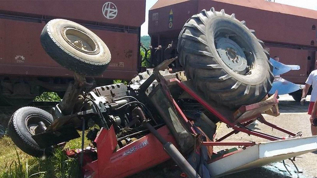 Voz udario traktor i usmrtio vozača