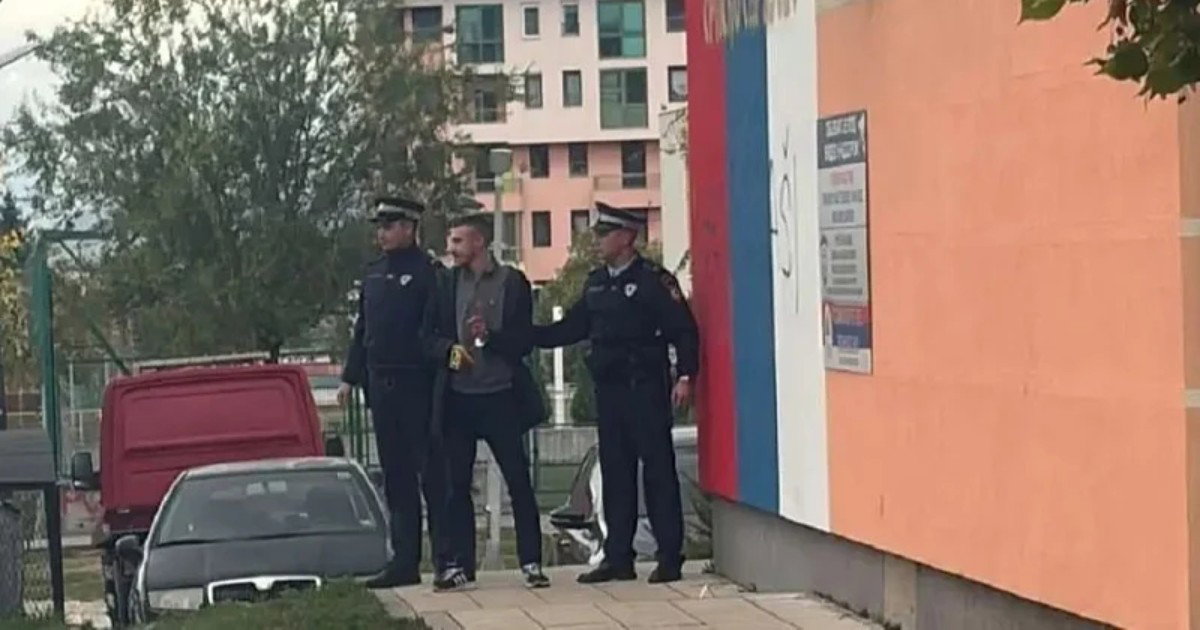 Sarajlija osumnjičen da je u Istočnom Sarajevu napisao grafit, policija ga odvela na mjesto događaja