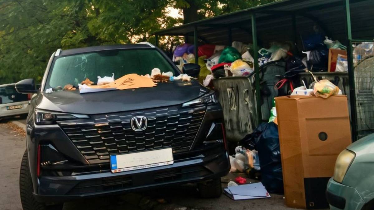 Vozač ostavio automobil ispred kontejnera, na haubi ga dočekalo smeće