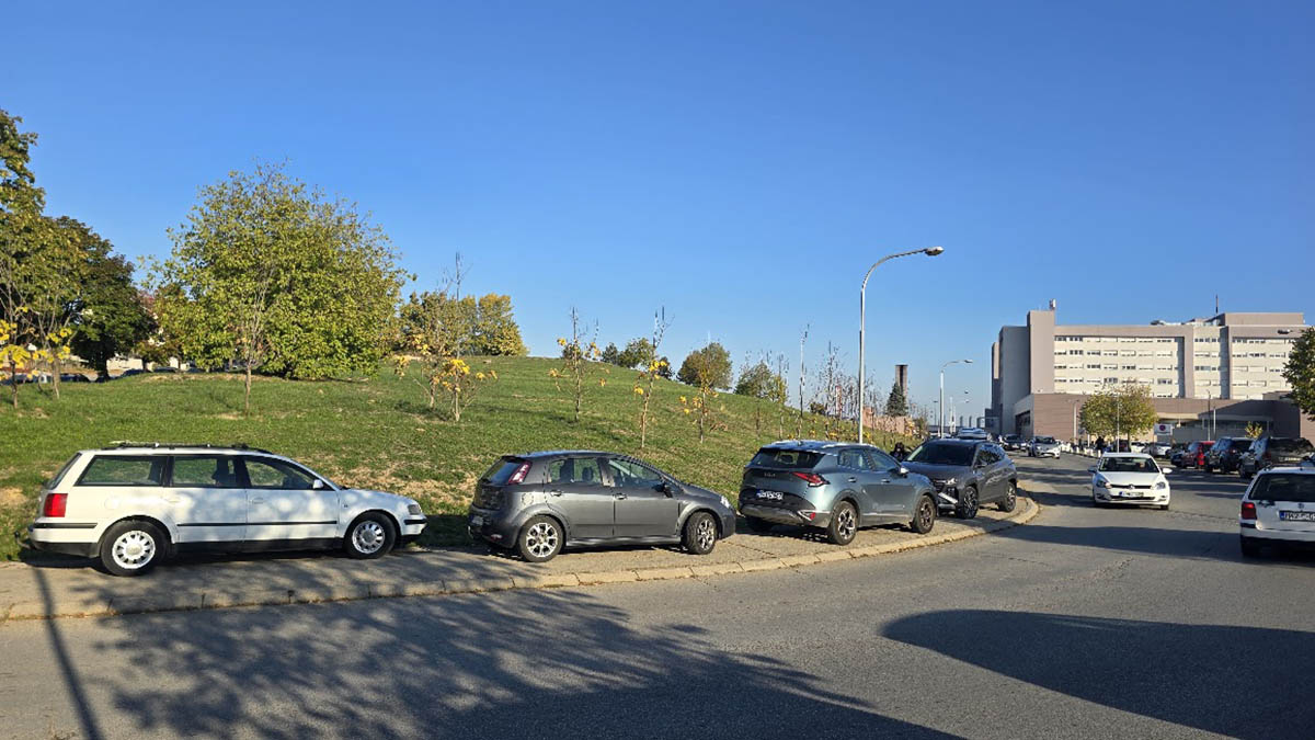 Vozači i dalje parkiraju po trotoaru iako je otvorena besplatna garaža s 1.000 mjesta