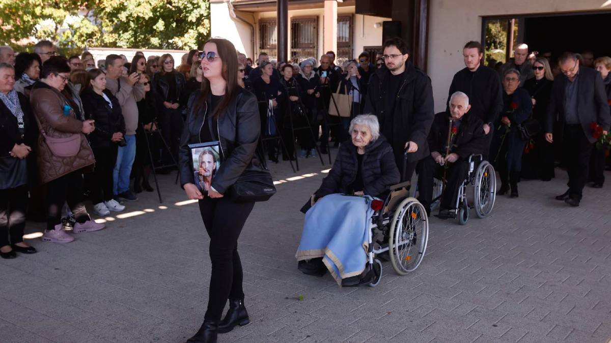 Roditelji, sin i članovi Majki ispratili Gorana Bareta: Legendarni roker sahranjen u Vinkovcima