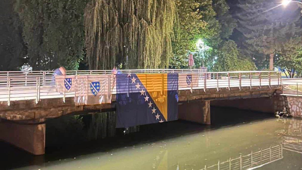 Napio se pa pokušao skinuti zastavu s ljiljanima s mosta, uhapšen je Napio se pa pokušao skinuti zastavu s ljiljanima s mosta, uhapšen je