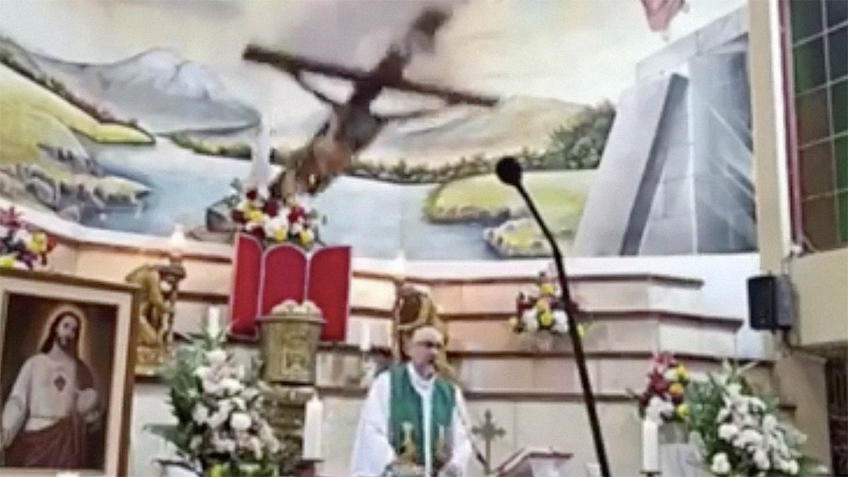 Svećenik preminuo nakon što je na njega pao veliki križ, sve snimile kamere