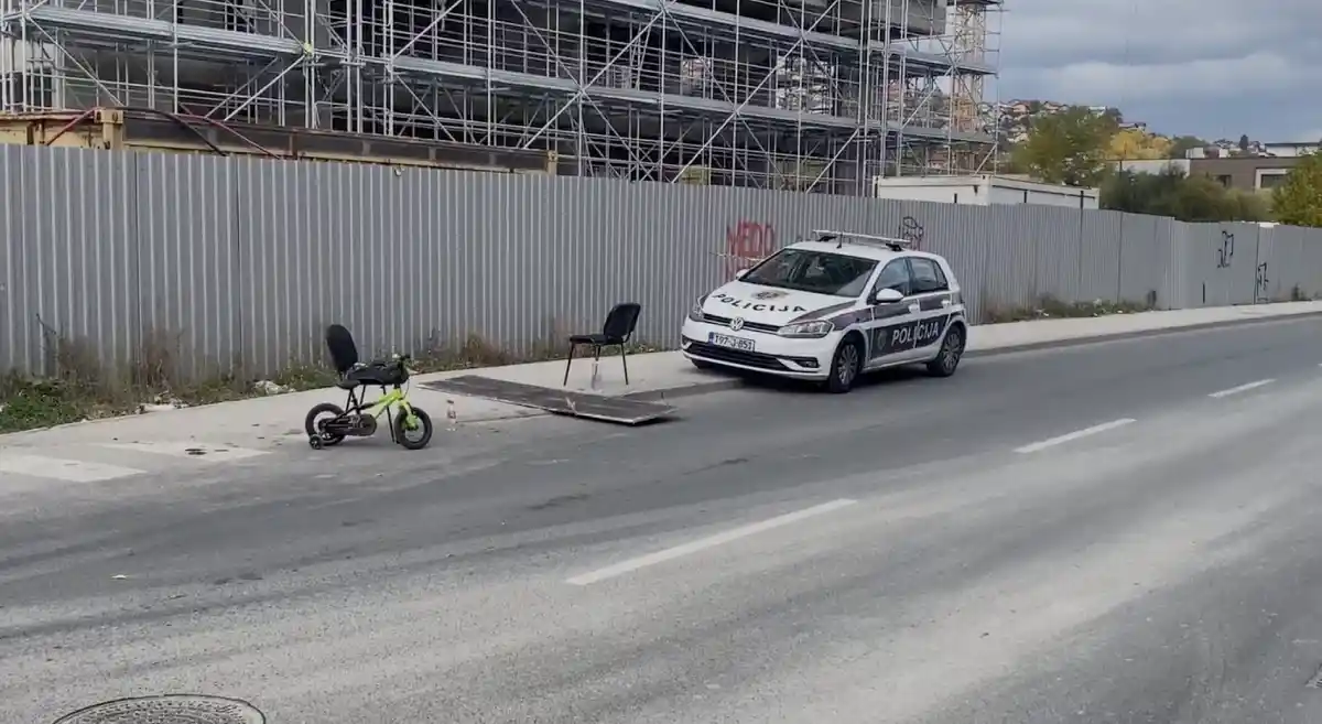 Nesreća u Sarajevu: Oplata pala na prolaznike, više osoba povrijeđeno, među njima majka i dijete Nesreća u Sarajevu: Oplata pala na prolaznike, više osoba povrijeđeno, među njima majka i dijete